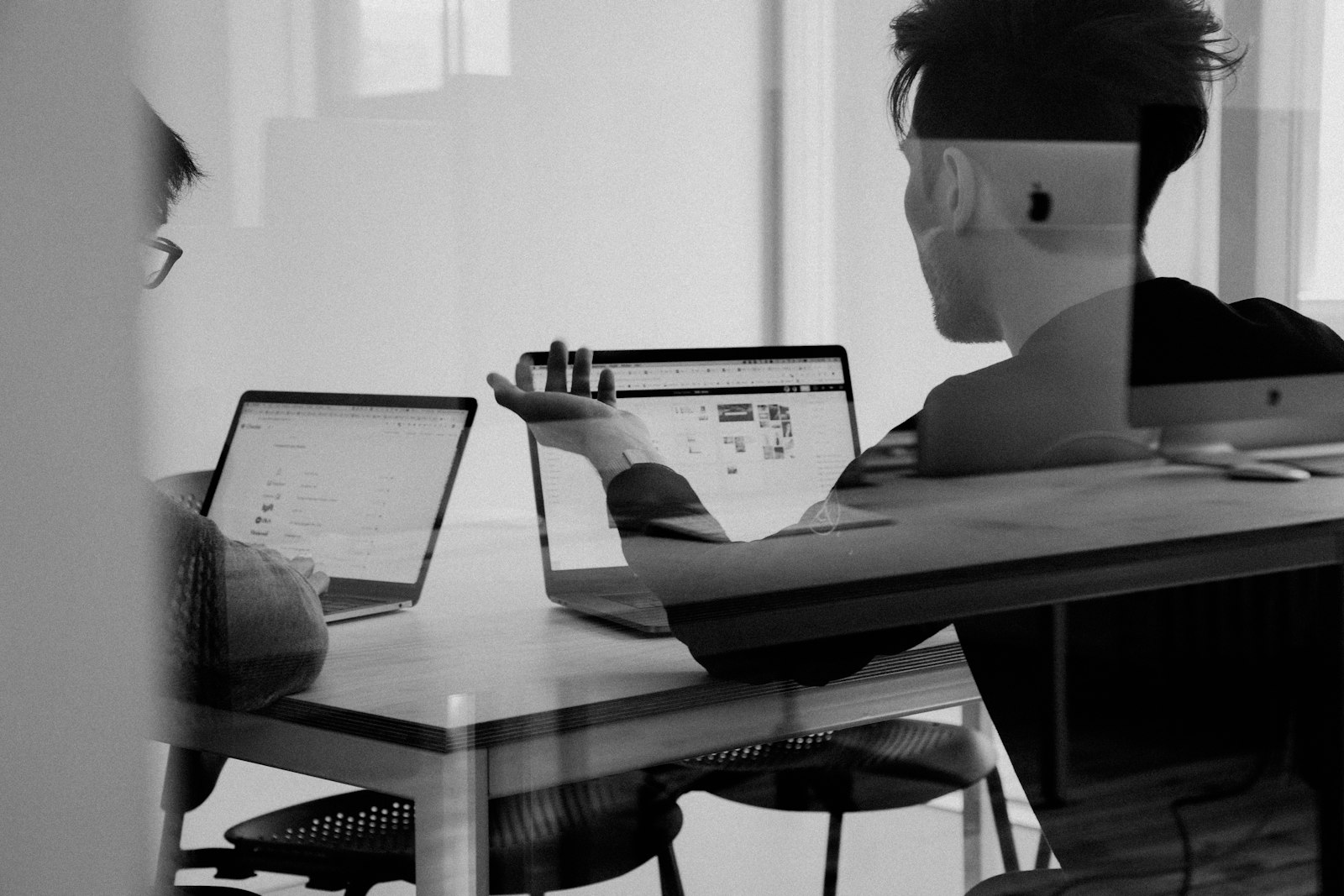 IT-specialist met headset biedt online support op afstand
