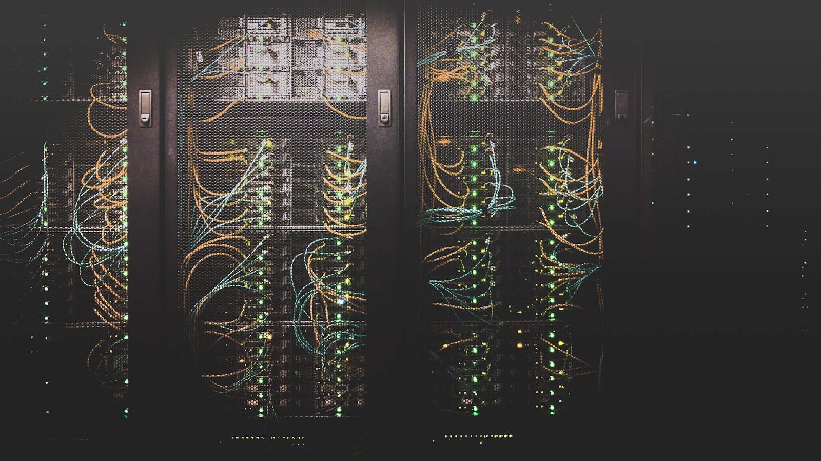 Serverroom met netwerkapparatuur — infrastructuur achter veilige e-mailafhandeling